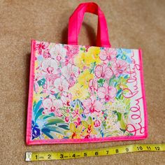 Lily Pulitzer Reusable Bag Aprox 11in (L) By 6in (W) By 9in (H) Excellent Condition Never Used. No Rips Or Tears Or Stains Insulated Tote Bag, Mesh Tote Bag, Green Tote, Straw Tote Bag, Mini Tote Bag, Tote Bag Purse, Shopper Tote, Beach Tote Bags, Mini Tote