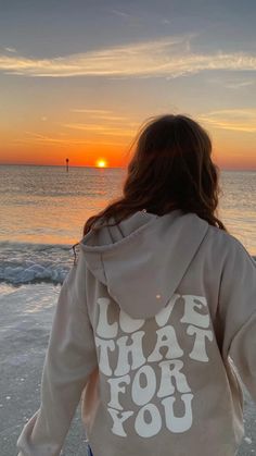 Hoodie Aesthetic, Sweatshirt Trendy, Beach Poses, Summer Photos, Summer Pictures, T Shirts With Sayings, Beach Vibe, Photoshoot Poses