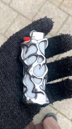 Cool Lighter Designs, Lighter Cover Clay, Air Dry Clay Lighter Case, Painted Lighter Aesthetic, Diy Lighter Design, Diy Lighter Case, Painted Lighters, Decorated Lighters, Clay Lighter Case