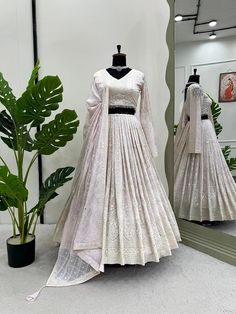 Indian Bridesmaid Dresses, Lehenga Choli For Women, Choli For Women, Georgette Lehenga, Pink Lehenga, Party Kleidung, Designer Lehenga, Lehenga Designs