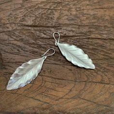 Handmade earrings, in silver with a title higher than 925. A simple slab, the light incisions and the slight rounding draw the veins and the very shape of a leaf. A particular color, clear, slightly satin and an almost imperceptible effect burnished in the lateral parts. A simple play of light-dark created by the wavy parts of the leaf. Not heavy, the leaf is 6 cm long plus the monachella 1.8 cm, 2.5 cm wide. Simple, elegant, refined. Simple Leaf, Simple Elegant, Leaf Earrings, Handmade Earrings, Light In The Dark, Jewelry Earrings Dangle, Etsy Earrings, Dangle Drop Earrings, Dangle Earrings