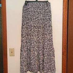 Nwt Agb Black & White Flower Print Long Flowy Skirt Sz S Elastic Waist 3 Tiered Long Skirt. Waist 30 Inches Length 37 Inches T 25 24/7 Beach Black Floral Print Maxi Skirt, Black Floral Print Flowy Skirt, 90s Mini Skirt, Matching Top And Skirt, Long Tiered Skirt, Grey Pleated Skirt, Long Flowy Skirt, Pencil Skirt Casual, White Maxi Skirts