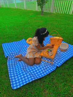 Cottage Core Aesthetic Black Woman, Woc Cottagecore, Cottage Core Dark, Princesscore Black Women, Indie Core, Black Cottagecore, Picnic Shoot, Cottagecore Lifestyle