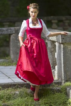 Festliches Dirndl “Reena” Modern Dirndl, Dirndl Dress Traditional, Oktoberfest Woman, Low Cut Blouses, German Dress, German Fashion, Dirndl Dress, Country Dresses, Folk Fashion