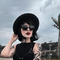 SUÉLEN SOUZA on Instagram: "Ótimo fim de semana 🖤🍃" Nugoth Outfits, Dark Hair Black, Goth Instagram, Rocker Outfits, Ropa Dark, Alt Fits, Summer Goth, Female Dragon, Girlboss Fashion