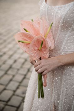 young couple elopement in Prague, Merida principessa guerriera si sposa, Merida Princess, Europe Elopement, Prague Wedding, Dramatic Veil, Modern Elopement, Sunrise Elopement, Pre Wedding Photography, Prague Czech Republic