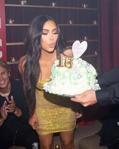 Kendall And Kourtney, Estilo Cholo, Kkw Beauty, Famous Birthdays, Reality Tv Stars, 40th Birthday Parties, Kim K