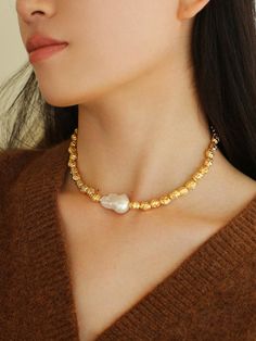 Elevate your style with our opulent Fashionable Metallic Baroque Pearl Necklace. Featuring 18K gold plating, copper, and natural baroque pearls, this versatile and refined accessory adds a touch of luxury to any ensemble. Gemstone:Freshwater Baroque Pearl Pearl Dimensions:2-2.5cm Necklace Length:370-440mm Weight:82g Gold Pearl Necklace With Baroque Pearls, Gold Baroque Pearl Necklace As A Gift, Gold Baroque Pearl Necklace For Gift, Baroque Pearl Gold Jewelry, Baroque Gold Pearl Necklace Gift, Gold Baroque Pearl Necklaces, Baroque Pearl Drop Gold Jewelry, Gold Baroque Jewelry With Pearl Charm, Elegant Gold Baroque Necklaces