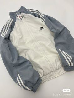 Blue with white streaks going down on the sleeves, adidas black logo on the right side of chest, rest is crème white Color no extra details Preppy Chic Outfits, Sporty Outfits Men, Street Style Outfits Casual, Adidas Zip Up, Outfit Inspo Casual, Modest Fashion Outfits, Solid Clothes