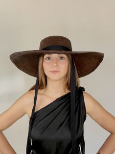 El sombrero Pampa es de estilo cordovés  tejido a mano en la más fina paja toquilla. Está hecho a mano en las costas de Ecuador usando una técnica que es parte de la lista de Patrimonio Cultural Inmaterial de la Humanidad de la UNESCO.
El sombrero es tejido en toquilla teñida color chocolate, ala ancha y copa plana y terminado con cinta de algodón twill negra. Adjustable High Crown Sun Hat For Vacation, Elegant Braided Toquilla Straw Hat, Elegant Braided Straw Hat With Flat Brim, Handmade Brimmed Boater Hat In Toquilla Straw, Handmade Toquilla Straw Boater Hat, High Crown Natural Panama Hat For Beach, High Crown Natural Color Panama Hat For Beach, Natural High Crown Panama Hat For Beach, Elegant Adjustable Woven Hat Bands