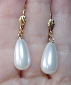 Being offered is a fabulous 14K GOLD FILLED WHITE 40MM TEAR DROP WHITE COATED JAPANESE PEARL EARRINGS  THESE PEARLS ARE NEW OLD STOCK PEARLS MADE IN JAPAN IN 1950'S  THESE OLD STOCK PEARLS HAVE INCREDIBLE LUSTER AND ARE MEDIUM SIZE EARRINGS COATED JAPANESE PEARLS ARE FAMOUS MAN-MADE PEARLS / QUALITY AND LUSTER THEY ARE NEW OLD STOCK FROM HOBE COMPANY. I HAVE FEW PAIRS.  PLESAE SEE PHOTOS. QUALITY PEARL TEAR DROPS. THE WHOLE EARRINGS DROPS ARE 40 MM/ 1.20 INCHES /  2.7 GRAMS INCREDIBLE LUSTER AND White Teardrop Earrings For Evening, Classic White Pearl Earrings With Lever Back, Classic White Teardrop Earrings For Formal Occasions, White Pearl Drop Teardrop Earrings For Formal Events, White Pearl Drop Teardrop Earrings For Formal Occasions, White Pearl Drop Teardrop Earrings For Evening, Formal White Pearl Drop Teardrop Earrings, White Teardrop Pearl Earrings For Evening, Elegant White Jewelry With Lever Back