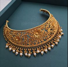 Bridal Gold Choker Designs, Neck Less Design Gold Jewellery, Gold Bridal Necklace Indian, Choker Necklace Designs In Gold, Good Necklace Jewellery, Chokar Set Handmade Gold, Gold Bridal Earrings Indian, Gold Jewels Design Indian, Antique Gold Necklace Indian Bridal Jewelry