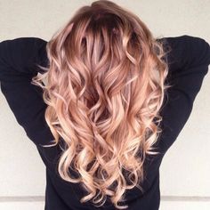 Le blond fraise : la couleur qui fait des ravages - Les Éclaireuses Blond Ideas, Jahodová Blond, Hair Color Flamboyage, Strawberry Blond, Strawberry Blonde Hair Color, Ombre Hair Blonde, Strawberry Blonde Hair