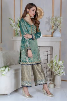 Metallic Green | Pakistani Designer Outfit | Sarosh Salman Gharara Saree, Pakistani Luxury Pret, Indian Lengha, Bollywood Women, Orang India, Wedding Dresses Casual, Luxury Outfit, Luxury Pret