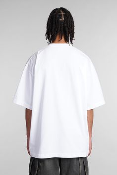 T-Shirt in white cotton, round neck, short sleeves, logo print on front, oversize fit, Made in Portugal, 100% cotton, Model is 1. 83 and wears size S White Boxy Fit Crew Neck T-shirt, White Boxy Fit T-shirt With Logo Print, White Boxy Fit T-shirt With Crew Neck, White Boxy Fit Graphic T-shirt, White Boxy Fit Graphic Tee, Oversized White T-shirt With Logo Print, Cotton T-shirt With Logo And Drop Shoulder, Cotton Drop Shoulder T-shirt With Logo, White Relaxed Fit Drop Shoulder T-shirt