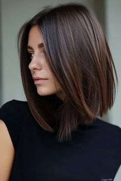 Mega kurze Haare für Frauen: 51+ freche Schnitte - hairtastic.de Bob Hair Highlights Brown, Bob Haircut Long In Front Short In Back, Sleek Wedding Guest Hairstyles, Dark Brunette Hair With Lowlights Subtle Highlights, Lob Haircut Textured, Short Hairstyle Women Dark Hair, Long Bob Haircuts Side Part, Choppy Long Bob Hairstyles, Asian Long Bob