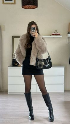 New Year Ootd, Cool School Outfits, Fur Outfit, Cool School, Preppy Fall Outfits, Outfits Simple, Attractive Clothing, Winter Fashion Outfits Casual, Preppy Fall