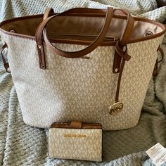 Mk Bags Michael Kors Totes, Michael Kors White Bag, Mk Bag Outfit, Michael Kors Bag Outfit, Mk Bags Michael Kors, Mk Tote Bag, Hang Bag, Big Purse, Uni Bag