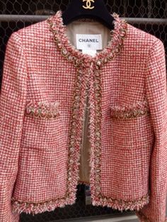 chanel-resort-2010-skirt-jacket-profile Chanel Style Jacket, Chanel Tweed Jacket, Chanel Fashion Show, Chanel Resort, Mode Chanel, Sewing Clothes Women, Chanel Jacket, Chanel Inspired, Chanel Couture