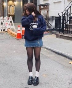 How To Have Style, Outfit Beige, Longline Sweater, Denim Skirt Outfits, Downtown Outfits, Skandinavian Fashion, Sweater Outfit, Looks Street Style, Swaggy Outfits