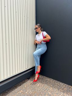 Red Heels Outfit Aesthetic, Red Handbag Outfit Street Style, Red Heels Street Style, Chic Red Bodysuit For Spring, Chic Red Shoulder Bag For Spring, Red Heels Outfit, Fashion Funny, Weather Outfits, Design Moda