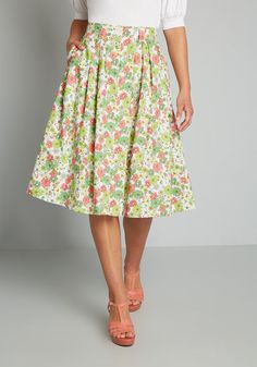 All other skirts will just wish they had the swish of this stylish vintage-inspired midi skirt. Made from a durable linen-viscose blend in a gorgeous ivory hue with a hand-drawn ditzy floral print in shades of teal, mint, and pink, and boasting dual white button and zip closure at the front, a high-waistline with belt loops, and handy side pockets, this darling A-line pleated skirt is going to become a favorite to mix-and-match with your retro-chic collection year-round. Vintage Style Swimwear, Plus Size Vintage Clothing, Designer Plus Size Clothing, Rainbow Skirt, Casual Dresses Plus Size, Outfits 70s, Midi Dress Plus Size, Vintage Swimwear, Shades Of Teal