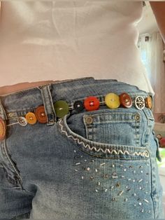 #buttons #buttonbelt #diy #artsandcrafts Buttons Aesthetic Vintage, Button Diy Clothes, Bottons Ideas Clothes, Button Sewing Ideas, Crafts With Jeans, Small Sewing Crafts, Button Upcycle, Buttons Crafts Ideas, Upcycling Clothes Aesthetic