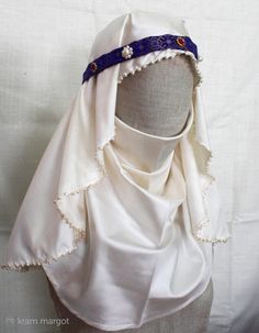 The offer includes: 1. A round silk head-veil with pearls. 2. White silk wimple. 3. Silk fillet with pearls. Silk headdresses (kerchief, wimple and fillet) with natural pearls for a medieval noblewoman. A kerchief is a hand hemmed oval-shaped silk scarf with natural perls on the edges, held in place by strip of another silk fabric (fillet). The ornamental band is the basis for a smooth veil. A wimple is a medieval form of female headdress formed of a large piece of cloth worn around the neck and Medieval Veil Head Coverings, Medieval Historical Clothing, Medieval Hats Women, 15th Century Hairstyles, Medieval Veil, 12th Century Fashion, Medieval Headdress, 13th Century Clothing, Medieval Items