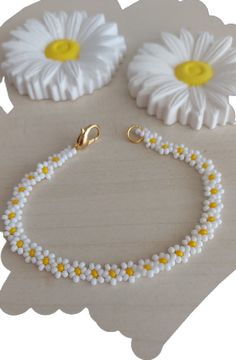 Delicate White Flower Bracelets, Delicate Adjustable Summer Bracelets, Delicate Adjustable Bracelet For Summer, Delicate Adjustable Bracelets For Summer, Summer Flower Friendship Bracelets, Delicate White Flower Beaded Bracelets, Flower Shaped Friendship Bracelets As Summer Gifts, Summer Flower Friendship Bracelets As Gift, Delicate White Flower Shaped Beaded Bracelets