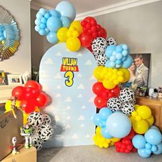 Buzz Light Year Backdrop, Toy Story Fringe Backdrop, Toy Story Garland, Diy Toy Story Backdrop, Toy Story Balloon Decorations, Toy Story Decorations Party, Toy Story Birthday Backdrop, Toy Story Balloons, Toy Story 3 Birthday Party Ideas