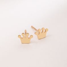 14K 18K Solid Gold Crown Studs Earrings * Royal King Queen Crown Earrings * Solid Gold Dainty Earrings * Tiny Jewelry * Best Gift for Her. Material: Solid Gold (Not Gold Filled or Gold Plated) Karat: 14K - 18K (real gold) Available gold color: Yellow, Rose, and White Earring Size: Crown Height: 7 mm Crown Width: 9 mm The sizes of the earring may differ slightly due to handwork. Crown earrings are sold in pairs.If you want single earring, please contact me. Gold Crown Design Earrings As Gift, Gold Crown Design Earrings For Gift, Gold Earrings With Crown Design For Gift, 14k Yellow Gold Earrings For Birthday, Gold Pierced Earrings For Birthday, Tiny Jewelry, Queen Earrings, White Earring, Crown Earrings