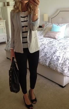 Grey Blazer + Striped Top + Gold Necklace + Black Pants + Wedges + Black Handbag // Four Seasons Style Tomboy Streetwear, Grey Blazers, Corporate Swag, Casual Chique Stijl, Style College, Teacher Clothes, Teaching Outfits, Neue Outfits