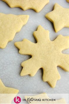 cookies are arranged in the shape of snowflakes on a baking sheet with text overlay