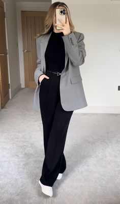 Styling Formal Pants Women, Outfit Lunes, Look Elegante Casual, Blazer Outfits For Women Work, All Black Outfit For Work, Smart Business Casual, Semi Casual Outfit, Social Clothes