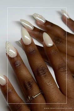 Pearl Looking Nails, White Chrome Nails Wedding, Elegant Pearl Nails, Wedding Nails Inspo For Bride, White Chrome Nails With Pearls, Chrome Wedding Nails For Bride, Engagement Nails White, Classy Wedding Nails For Bride, Chrome Bridal Nails