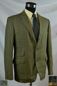 Details: Condition: Excellent Brand: Darwood Material: 100% Wool Color(s): Yellow, Green, Blue & Brown Pattern: Herringbone Twill Rear Vent(s): One Pockets: Exterior 4 / Interior 2 Lining: Partial  There isn't a size label in this jacket  although its measurements would make this a great 40R.  However, it is very important that you, as the buyer, check the measurements below to ensure a proper fit before ordering. MEASUREMENTS: Shoulders: 18.5 inches (shoulder seam to seam) Chest: 43 inches (aro Fitted Green Tweed Jacket With Welt Pockets, Fitted Retro Tweed Jacket, Retro Tweed Jacket For Business, Vintage Tweed Jacket For Semi-formal Occasions, Fitted Retro Tweed Jacket With Welt Pockets, Brown Pattern, Size Label, Earth Tones, Blue Brown