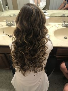 Homecoming hair #curls #homecoming #prom #highlights #dance #curly Curled Prom Hair, Curled Hairstyles For Medium Hair, Curly Prom Hair, Pageant Hair, Curls For Long Hair, Homecoming Hair