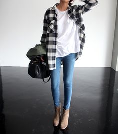 Boyfriend tee shirt and super skinny jeans for shape. Simple stylish Fall Winter Outfits, Street Fashion, Look Fashion