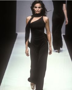 Fashion Walk, Star Clothing, Crochet Maxi Dress, 1990's Fashion, Couture Details, Famous Fashion, Vintage Models, Herve Leger, All Black Outfit