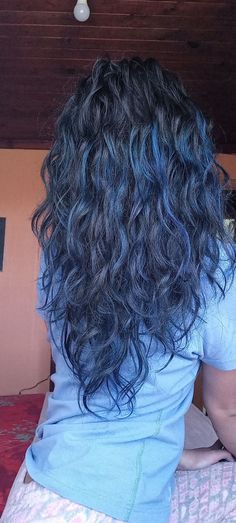 Blue Black Hair Color Curly, Hair Dye For Wavy Hair, Blue Hair Highlights Curly, Curly Hair Color Ideas Blue, Blue Hair Streaks Curly, Brown Curly Hair With Blue Highlights, Dark Blue Hair With Light Blue Highlights