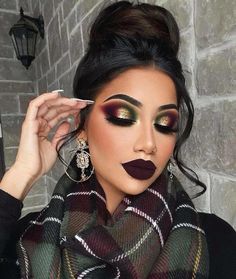 Plaid Eye Makeup, Baddie Looks Makeup, New Years Makeup Ideas Creative, Red And Green Makeup Looks, Easy Christmas Eyeshadow Looks, Holiday Eyeshadow Looks, Bright Colorful Eye Makeup, Christmas Glam Makeup, Christmas Eye Makeup Ideas