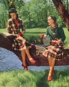 Penny Loafers Outfit, 1940s Outfits, Old School Fashion, Loafers Outfit, 90s Girl, Camp Style, 40s Fashion, Pearl Jam