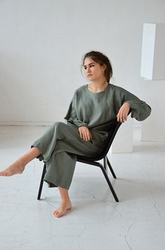 "Moss green loose linen casual top. Handmade linen oversize long sleeve blouse. Height of my model - 170 cm. / size - S Choose size: XS Bust 82 - 84 cm. ( 32 1/4\" - 33\") Waist 66 - 68 cm. / (26\" - 26 3/4\") Hips 90 - 92 cm. / (35 1/2\" - 36 1/4\") S Bust 86 - 88 cm. ( 33 3/4\" - 34 3/4\") Waist 70 - 72 cm. / (27 3/4\" - 28 1/4\") Hips 94 - 96 cm. / (37\" - 37 3/4\") M Bust 90 - 92 cm. ( 35 1/2\" - 36 1/4\") Waist 74 - 76cm. / (29 1/4\" - 30\") Hips 98 - 100 cm. / (38 1/2\" - 39 1/4\") L Bust Green Lagenlook Long Sleeve Blouse, Green Linen Tops For Loungewear, Green Linen Loungewear Tops, Green Relaxed Fit Blouse For Loungewear, Oversized Chic Linen Long Sleeve Dress, Casual Oversized Linen Fall Dress, Casual Oversized Linen Dress For Fall, Casual Oversized Linen Workwear Dress, Chic Oversized Linen Dress With Long Sleeves