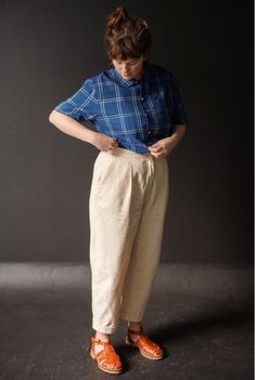 A pair of 'Pegs' trousers featuring a fly front, pleats, angled pockets and turn-ups. Front legs can be half lined for woollens. This is a traditional paper pattern. Skill level - Intermediate. Fabric suggestions - The Pegs are ideally suited to a mid-heavyweight cotton canvas, 8oz organic sanded twill, corduroy, light-medium weight woollens and 7-10 oz denim. Lighter weight cloths like linen and tencel-linen will give you a softer silhouette. See chart for size chart, finished garment measureme Peg Trousers, Trouser Pattern, Merchant Mills, Grainline Studio, Merchant And Mills, Tilly And The Buttons, Sewing Blogs, Fabric Yardage, Patterned Sheets