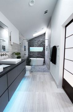 a bathroom with two sinks, a toilet and a bathtub