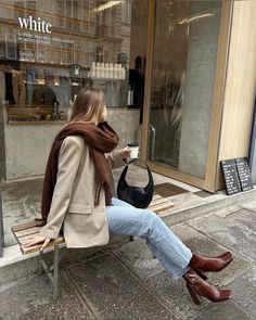 Mode Style Anglais, Brown Boots Outfit, Chique Outfits, Paris Mode, Elegante Casual, Outfit Jeans, Looks Street Style, 가을 패션, Autumn Outfit