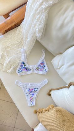 Bikini blanco floreado, los colores y el estampado son 🔥🔥 Triangl Swimwear Aesthetic, Swimwear Aesthetic, Summer Wishlist, Stylish Eve, Summer Attire, Swim Suits