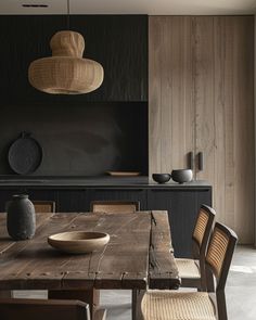 Dark dining room with black marble table and rich wood finishes Black Modern Mountain Home Exterior, Industrial Japanese Interior, Modern Cabin Dining Room, Mexican Interior Design, Dark Dining Room, Dining Room Design Ideas, Boho Dining Room, Hallway Designs, Sophisticated Decor