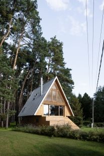 a small wooden house in the middle of some trees