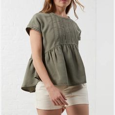 Perfect Condition. The Fabric Feels Silky And The Color Is A Muted Olive Green That Is Sold Out Online! Green Top Outfit, Cute Church Outfits, White Embroidered Shirt, Peplum Tops, Mens Skin Care, Green Tops, Swimwear Tops, Capsule Wardrobe, Effortless Style